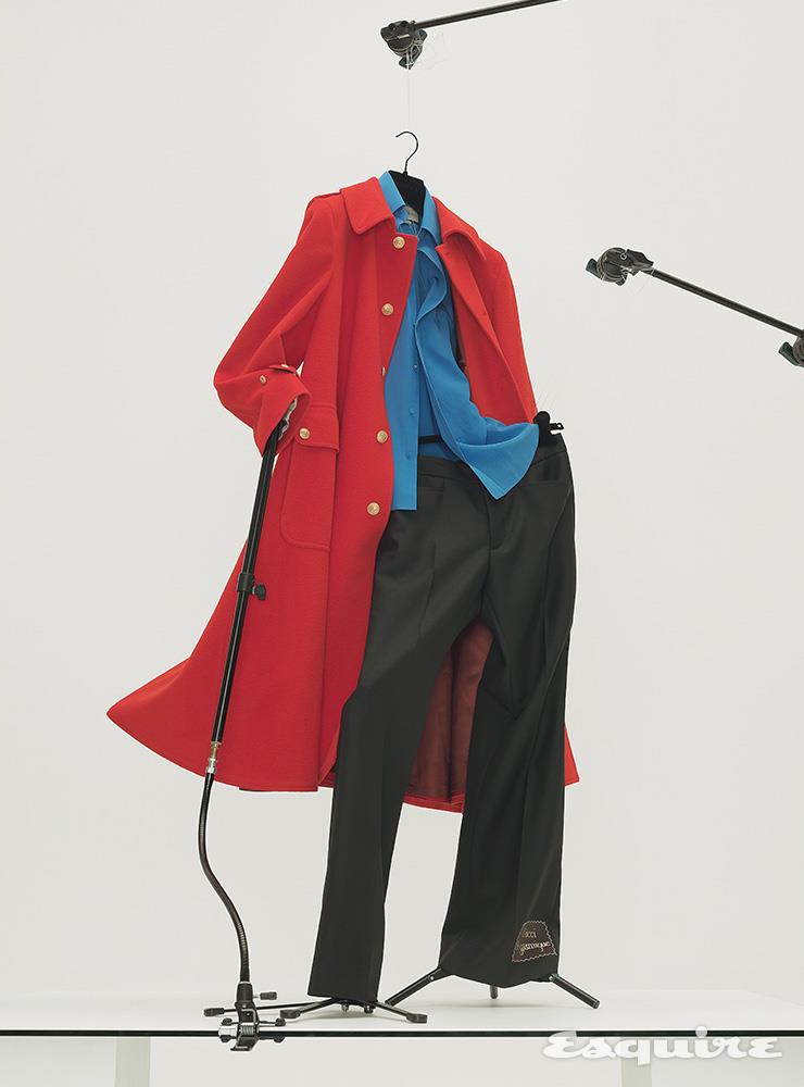 금장 단추가 달린 레드 싱글브레스트 코트 640만원, 블루 실크 셔츠 120만원, 블랙 팬츠 150만원 모두 구찌.