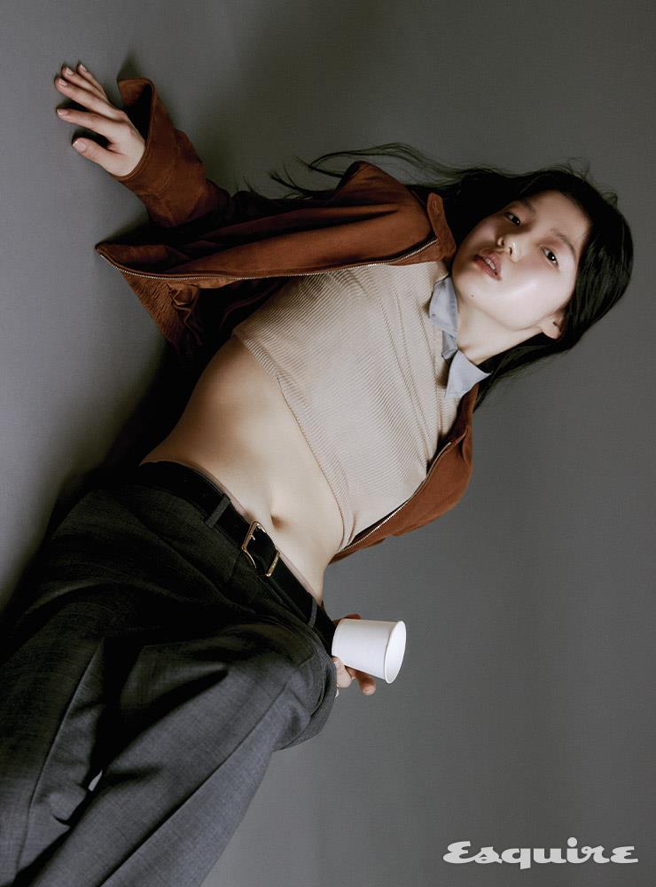  스웨이드 재킷, 크롭트 니트, 셔츠, 팬츠, 벨트, 브리프 모두 가격 미정 미우미우.