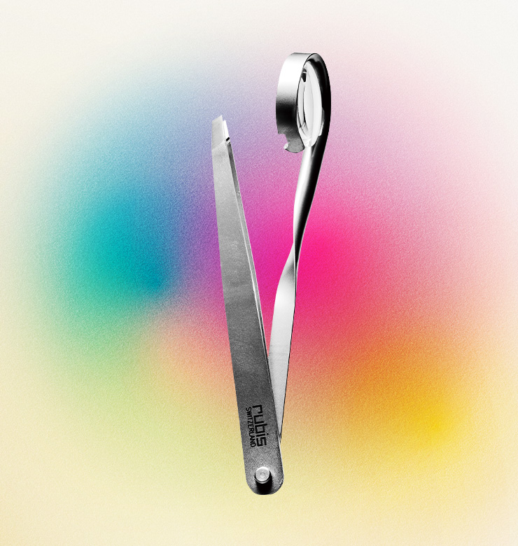 8배 확대 렌즈를 결합한 트위저. 기울기 조절이 가능해 미세한 솜털도 말끔하게 제거한다. 서지컬 스테인리스스틸 슬랜트 트위저 4만원대 루비스 코리아.