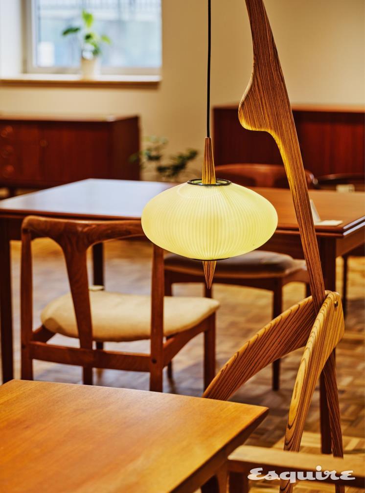 아파트먼트풀 마켓은 폭넓은 종류의 빈티지, 중고 가구를 위탁하고 있으며, 층별로 대략적인 분류가 되어 있어 한눈에 돌아보기 좋다.