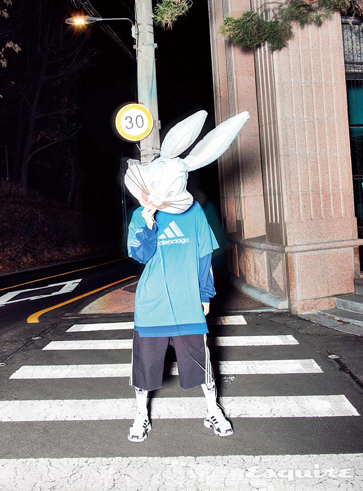 롱 슬리브 티셔츠 122만원, 티셔츠 105만5000원, 배기 쇼츠 128만원, 니삭스 24만원, 아디다스 트리플 S 스니커즈 142만5000원 모두 발렌시아가.