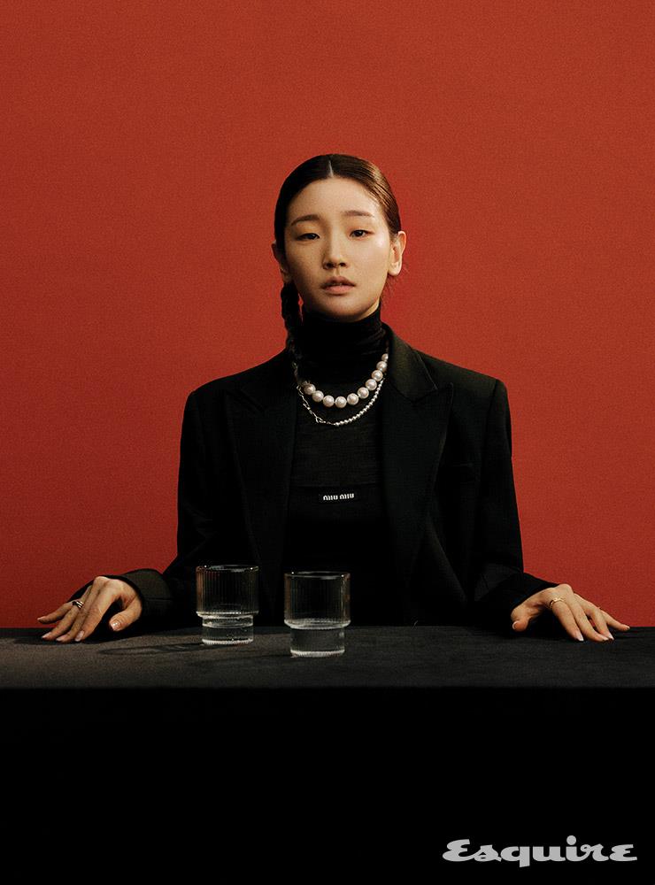재킷, 톱 모두 미우미우. 터틀넥 코스. 네크리스 위부터 넘버링, 일리앤. 오른손 약지 링 로아주. 왼손 검지 링 헤이. 소지 링 일리앤.