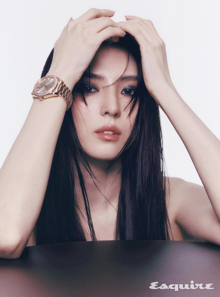 세드나™ 골드 케이스와 브레이슬릿, 다이아몬드 세팅 베젤로 우아함을 강조한 씨마스터 아쿠아 테라 150M 쉐이드 오메가.