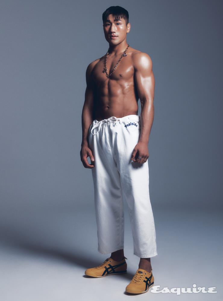 멕시코 66 스니커즈 13만원 오니츠카타이거. 메두사 참 체인 네크리스 가격 미정 베르사체. 실버 메탈 링, 골드 메탈 링 50만원대 모두 펜디. 화이트 스트링 팬츠 에디터 소장품. 