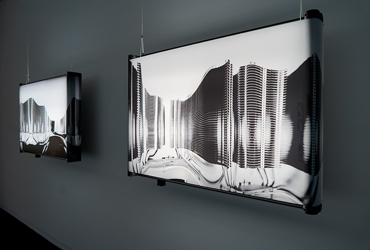 플로리안 아모저의 ‘스플라이서’(2022) 설치 전경. 7m에 달하는 사진이 롤에 감겨 돌아간다. 