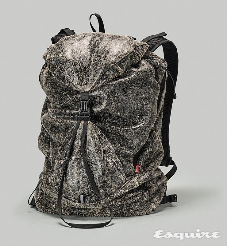 날염 디테일의 드레이프 백팩 가격 미정 디젤. 