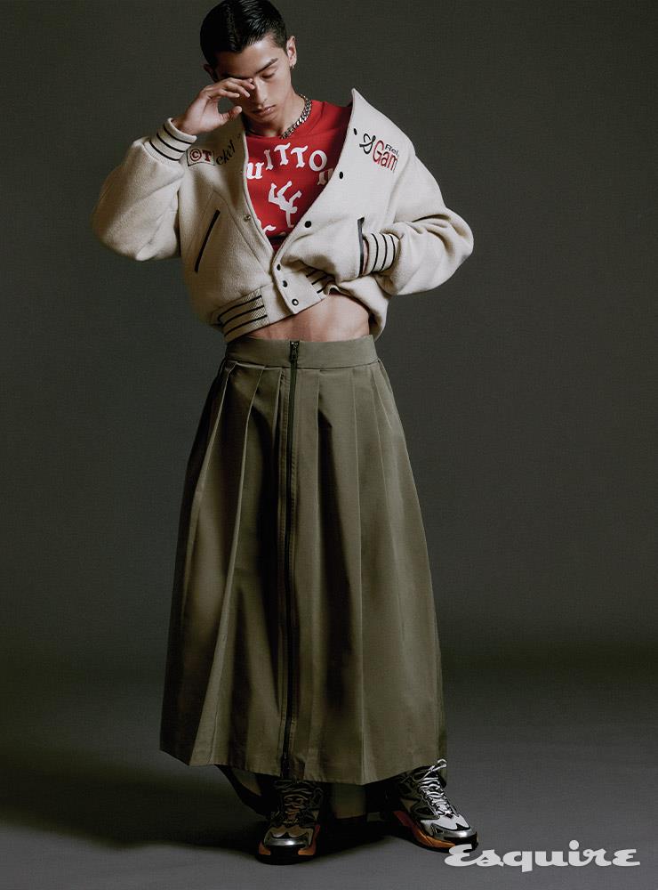  베이지 바서티 재킷 28만9000원 테켓. 스웨트셔츠, 스커트, 스니커즈, 네크리스 모두 가격 미정 루이 비통.