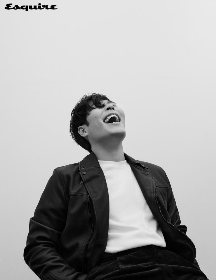 블랙 레더 재킷 올세인츠. 화이트 티셔츠 H&M. 팬츠 유니버셜웍스.