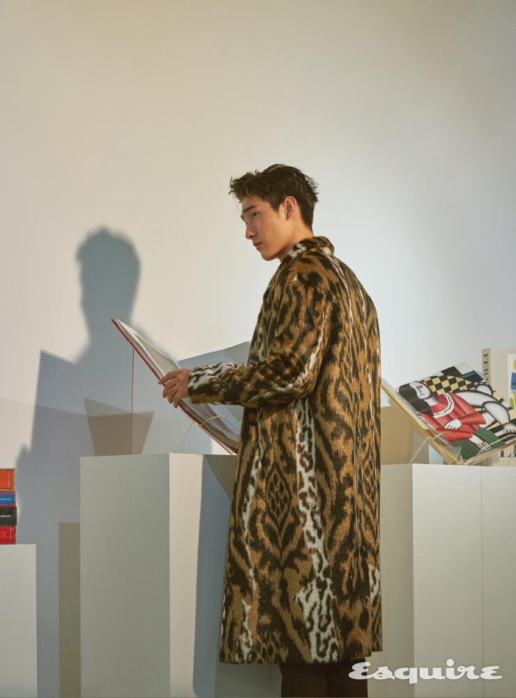 애니멀 프린트 아크릴 퍼 코트, 데님 팬츠 모두 가격 미정 닐바렛. 