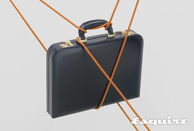 제임스 본드가 들 법한 견고하고 매끈한 브리프케이스 580만원 브리오니.