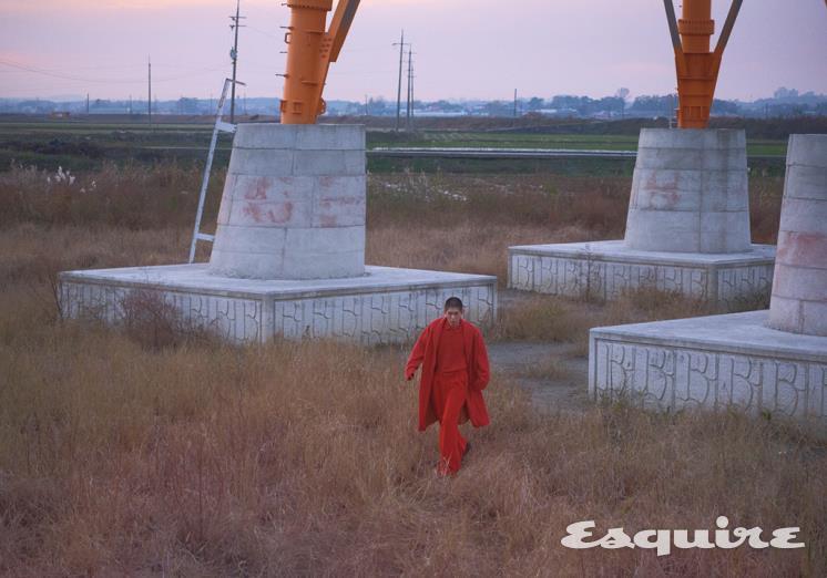 캐시미어 로브 코트, 니트, 팬츠, 벨트 모두 가격 미정 제냐. 블랙 부츠 가격 미정 알렉산더 맥퀸.