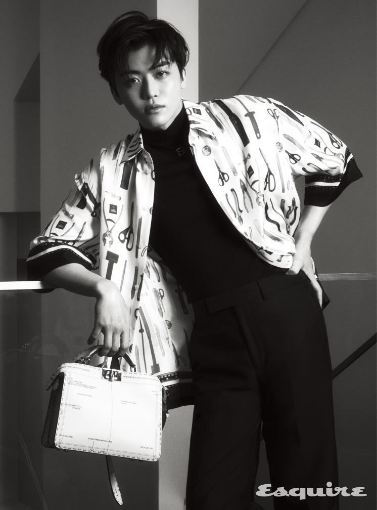 펜디 툴 모티브 실크 셔츠 100만원대, 코튼 터틀넥 톱 200만원대, 자카르 울 팬츠 100만원대, 풀그레인 레더 피카부 아이씨유 스몰 800만원대 모두 펜디.