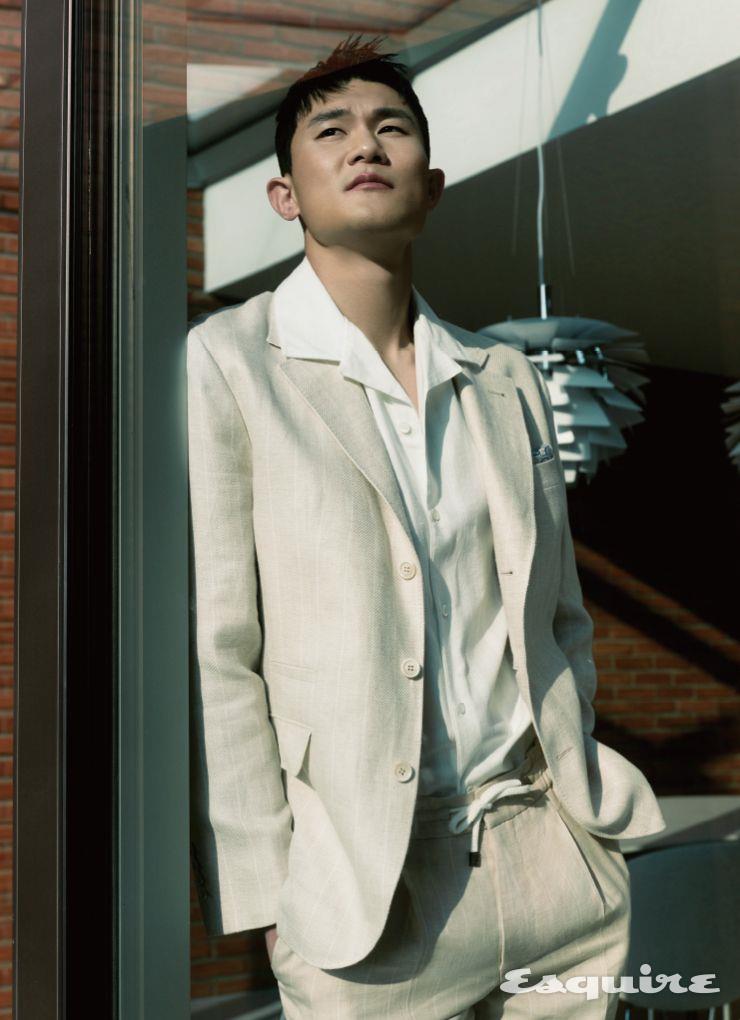 리넨 울 스트라이프 슈트, 코튼 셔츠, 실크 포켓 스퀘어 모두 가격 미정 브루넬로 쿠치넬리.