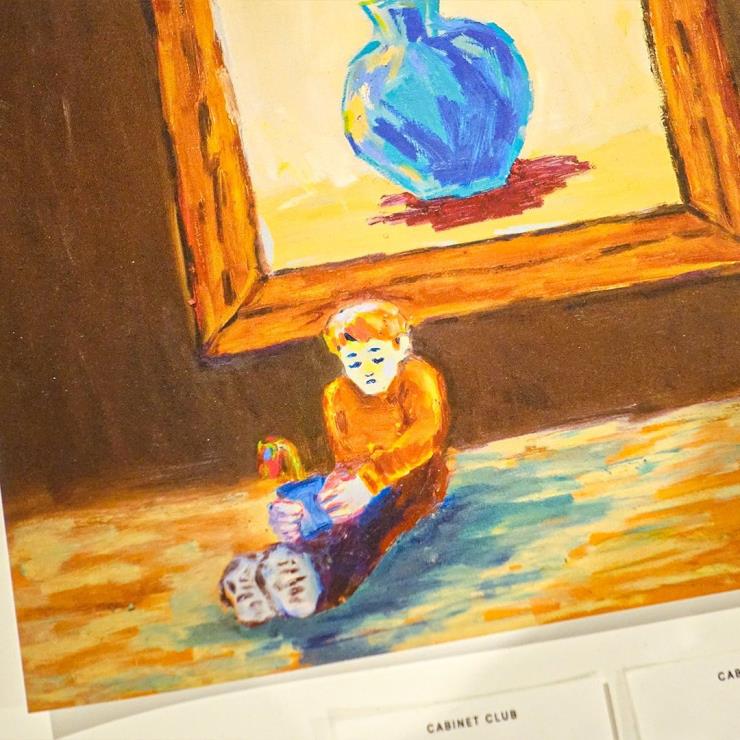 오브제와 포스터 등의 굿즈로 만날 수 있는 전시 작품들, @cabinetclub_official 