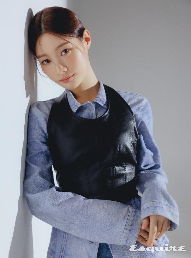 레더 베스트 듀이듀이. 데님 셔츠 아워레가시 by 무이. 데님 스커트 마르지엘라 by 육스. 링 우영미.