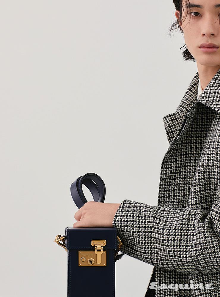 울 체크 코트, 실크 클래식 칼라 셔츠, 락 백 모두 가격 미정 던힐.