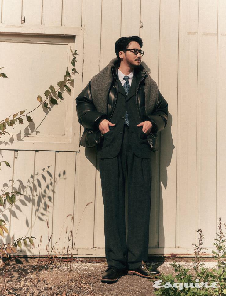 비건 레더 라이트 덕 다운 37만9000원, 그레이 울 재킷 25만9000원, 그레이 울 팬츠 17만9000원, 화이트 옥스퍼드 셔츠 8만9000원, 1960 울 크루넥 니트 16만9000원 모두 유니폼 브릿지.