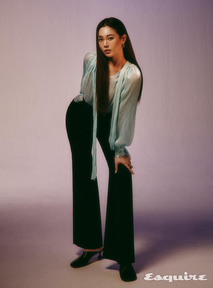 블라우스 YCH. 팬츠 잉크. 슈즈 로에베. 링, 이어링 모두 스타일리스트 소장품.