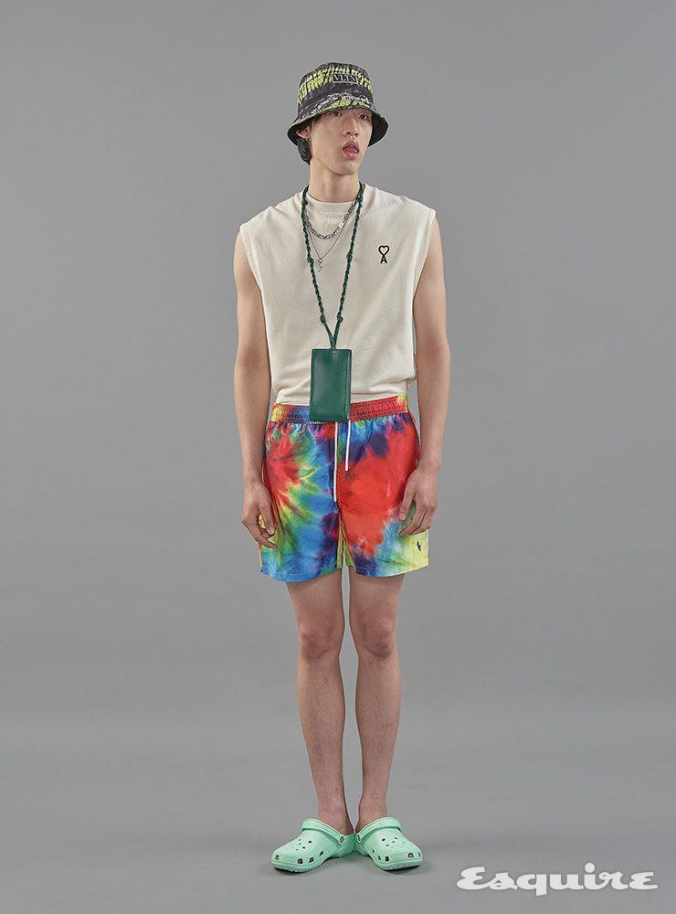 슬리브리스 톱 33만원 아미. 타이다잉 쇼츠 가격 미정 폴로 랄프 로렌. 민트 컬러 슬리퍼 4만9900원 크록스. 그린 컬러 폰 백 78만원 질 샌더. 타이다잉 버킷 해트 가격 미정 발렌티노 가라바니. 체인 네크리스 가격 미정 디올 맨. 돌고래 참 네크리스 가격 미정 우영미. 이어링 모두 모델 소장품.