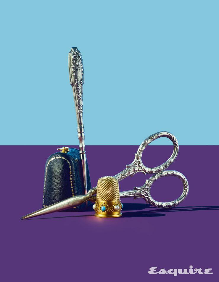 1880년대에 만들어진 18K 골무는 천연 진주와 터키석으로 장식되어 있으며 가죽으로 된 전용 케이스가 있다. 가위와 자수용 송곳은 나폴레옹 3세 때 만들어진 반짇고리에 들어 있던 것들이다.