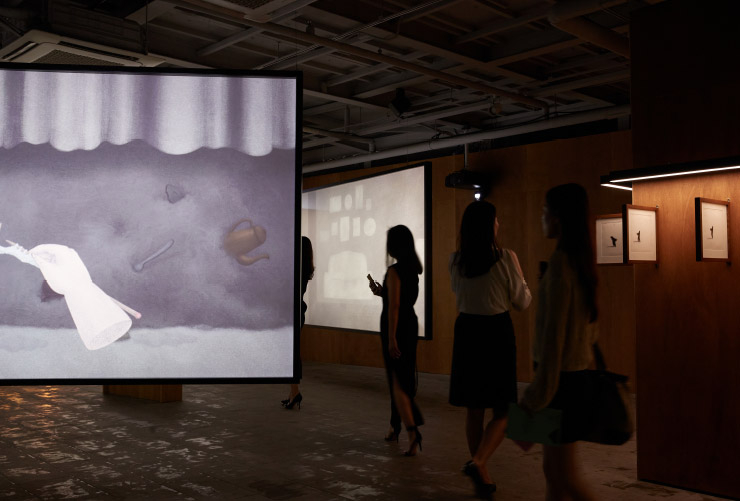 애니메이션 감독 정다희의 전시 ‘종이, 빛, 유령’. 종이와 빛의 물성, 영화라는 매체와 빛의 유사성에 주목해 시간 예술인 영화의 속성을 공간적으로 풀어냈다.