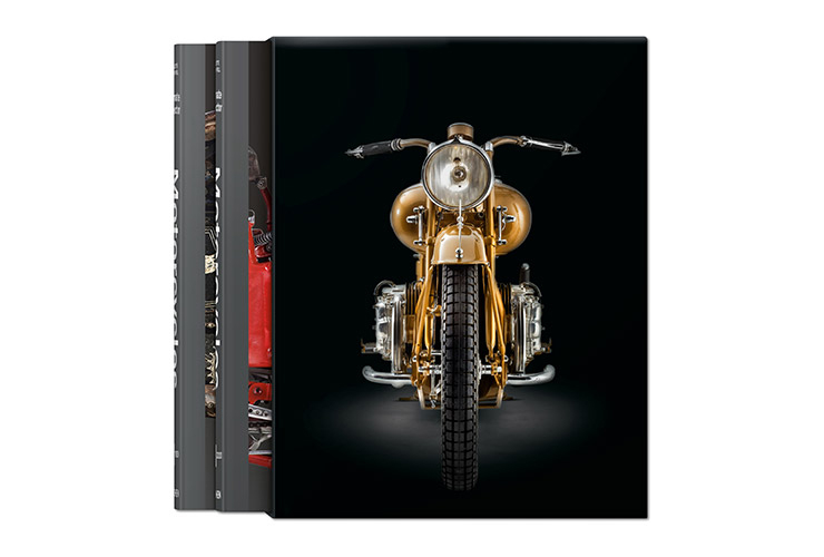 <Ultimate Collector Motocycles>은 1권, 2권으로 나뉘어 출판되었고, 총 940페이지 분량이다. 이 책은 역사적으로 가장 유명했던 모터사이클 100대의 역사에 대해 이야기한다.