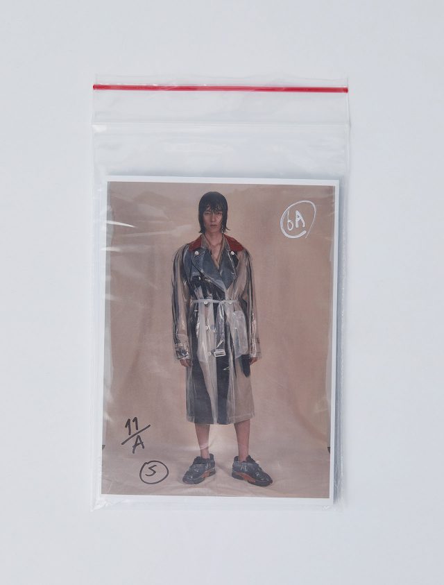 PVC 트렌치코트, 코튼 트렌치코트, 이너웨어로 입은 언더 팬츠, 퓨전 스니커즈 모두 가격 미정 메종 마르지엘라.