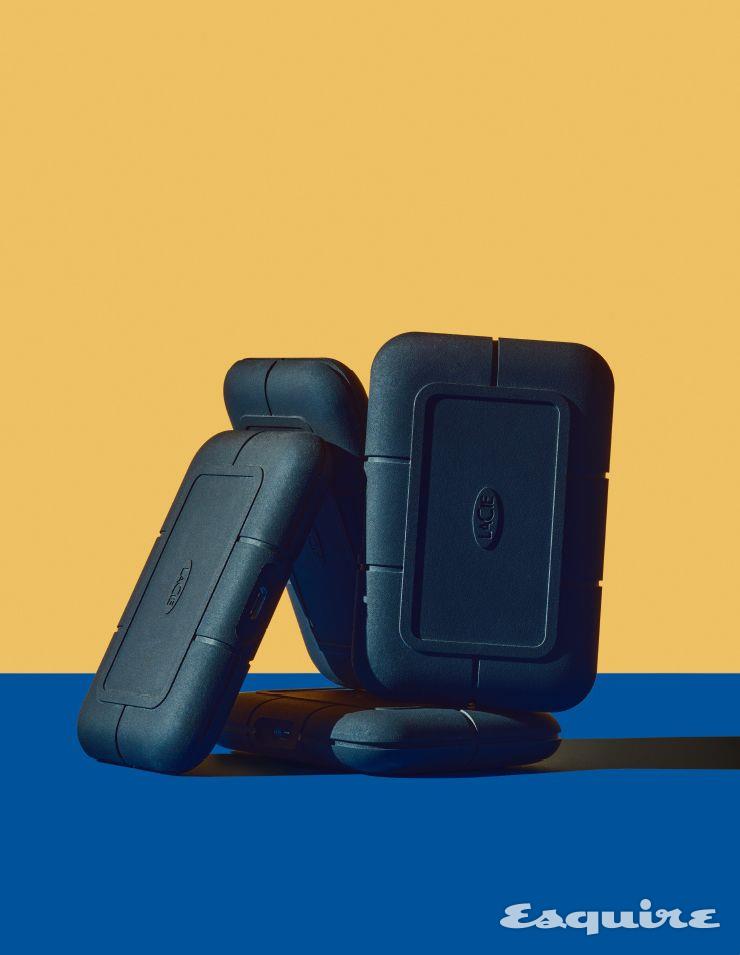 김재훈이 벌써 4개째 구매한 라씨(Lacie)의 4TB 용량의 외장하드는 좀처럼 미끄러지지 않고 만지기에 아주 기분 좋은 질감으로 덮여 있다. 