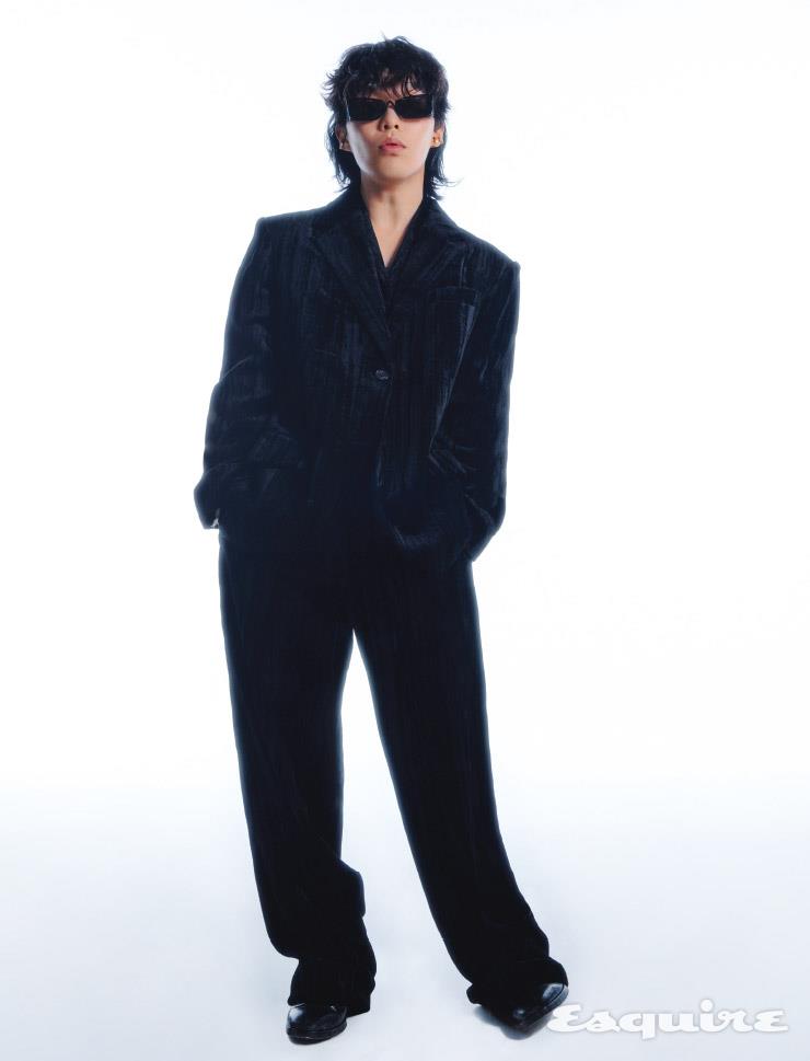 벨벳 슈트 잉크. 선글라스 프라다 by 에실로룩소티카. 골드 이어커프 모두 톰 우드. 주얼 장식 이어커프 스와로브스키. 블랙 부츠 스타일리스트 소장품.