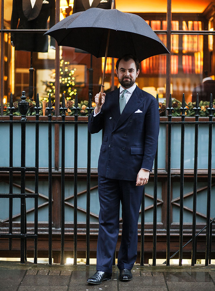 인물은 브리티시 슈트 스타일의 기본을 보여주는 앤더슨 앤 셰퍼드의 테일러.