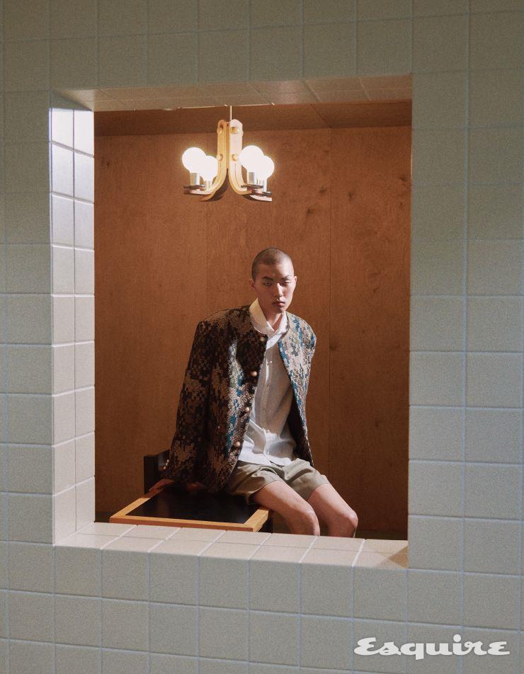 다모플라쥬 트위드 칼라리스 재킷, 펄 버튼 셔츠, 쇼츠 모두 가격 미정 루이 비통. 