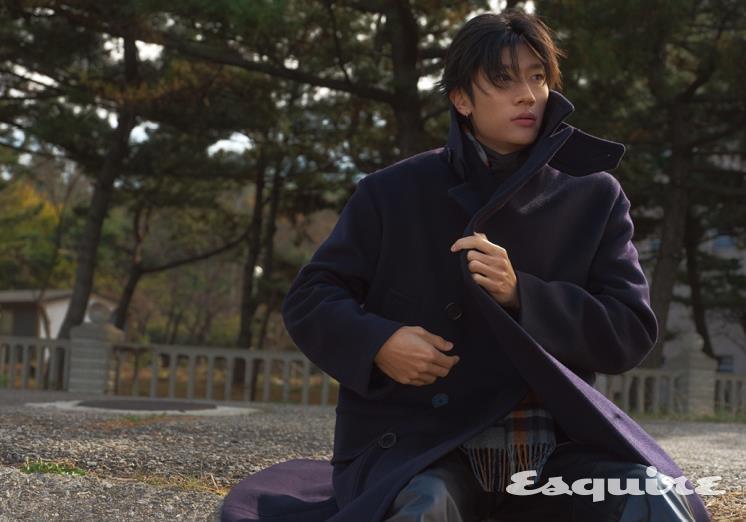 네이비 피 코트, 그레이 스카프 셔츠, 레더 팬츠, 체크 캐시미어 스카프 모두 가격 미정 에르메스.