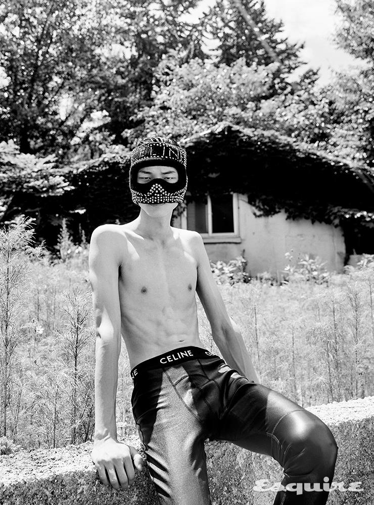 스터드 장식의 발라클라바, 레깅스 모두 가격 미정 셀린느 옴므 by 에디 슬리먼.