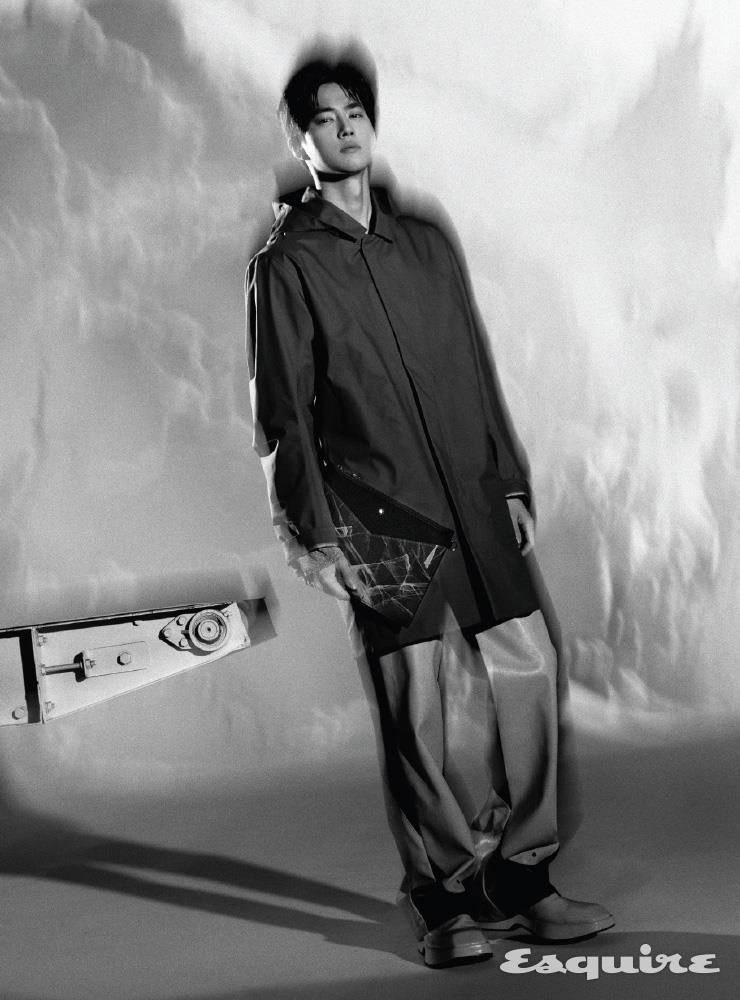 소지품을 편리하게 휴대할 수 있으며 탈착 가능한 숄더 스트랩으로 크로스로 연출할 수도 있다. 마이스터스튁 셀렉션 글래시어 폴리오 몽블랑. 코트 베일런스 by 넬슨스포츠. 팬츠 엔초비. 슈즈 후망.