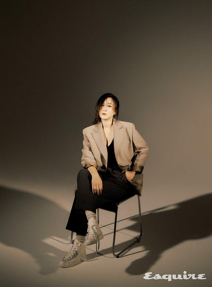 블레이저 문선. 니트 톱 스타일리스트 소장품. 벨티드 팬츠 옵세스. 스니커즈 스타일리스트 소장품.