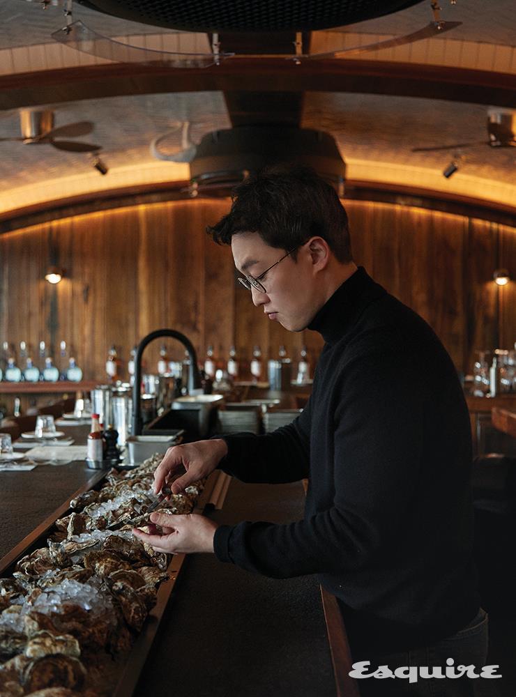 더즌 오이스터의 바에서 굴을 손질하는 서익훈 대표.