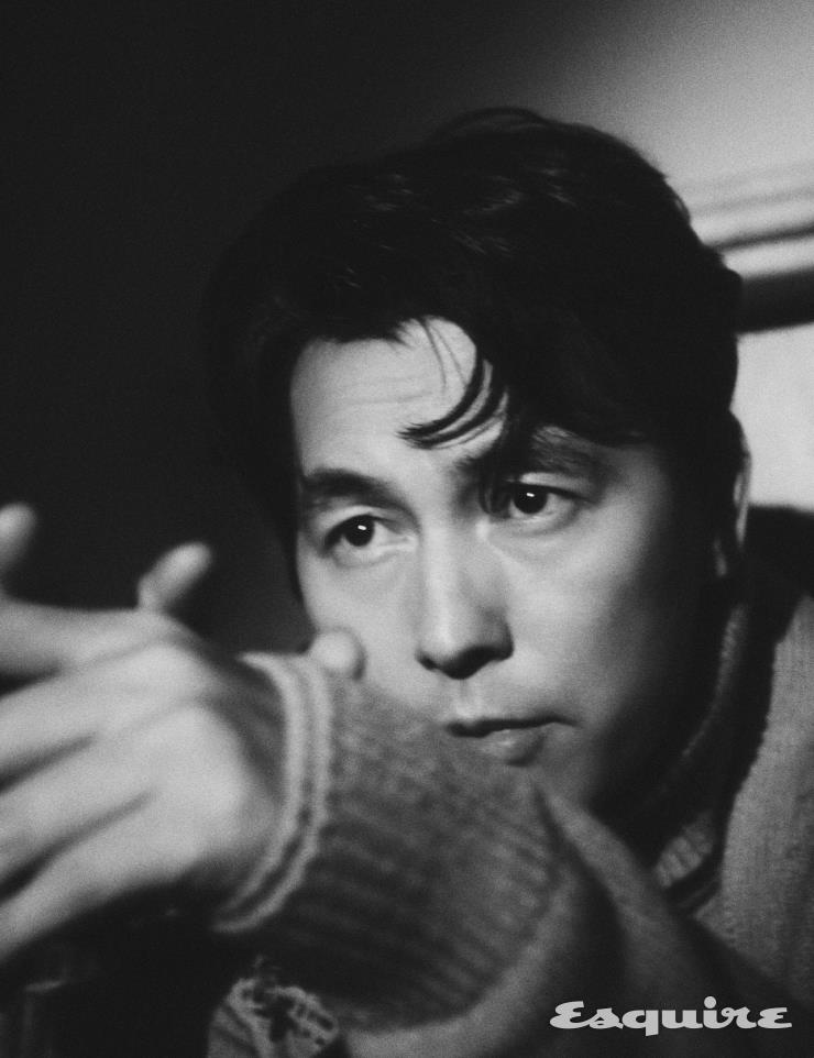 민트 가디건, 터틀넥 모두 에르메스.