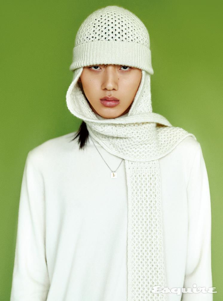 터틀넥 스웨터, 후드 스카프 모두 가격 미정 로로피아나. 펜던트 네크리스 가격 미정 톰 우드.