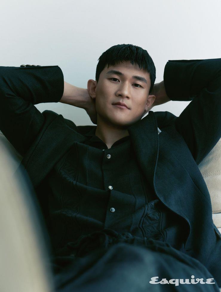 리넨 울 싱글 재킷, 실크 포켓 스퀘어, 버튼 업 코튼 스웨터, 리넨 개버딘 팬츠 모두 가격 미정 브루넬로 쿠치넬리.