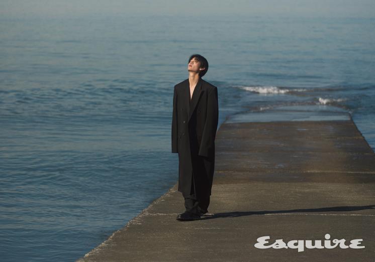 블랙 오버사이즈 코트, 팬츠 모두 가격 미정 발렌시아가. 블랙 레더 부츠 가격 미정 질 샌더.