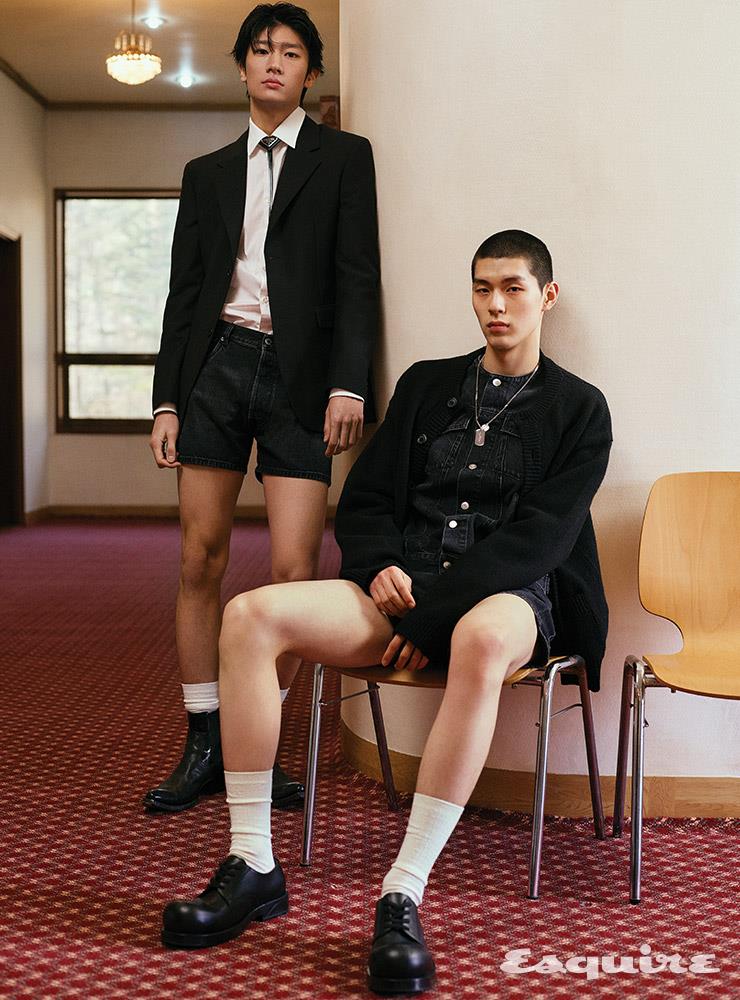 재킷, 셔츠, 데님 쇼츠, 첼시 부츠, 타이 모두 가격 미정 프라다. 카디건, 데님 재킷, 데님 쇼츠 모두 가격 미정 프라다. 레이스업 슈즈 가격 미정 보테가 베네타. 플레이트 펜던트 네크리스 가격 미정 디올 맨.