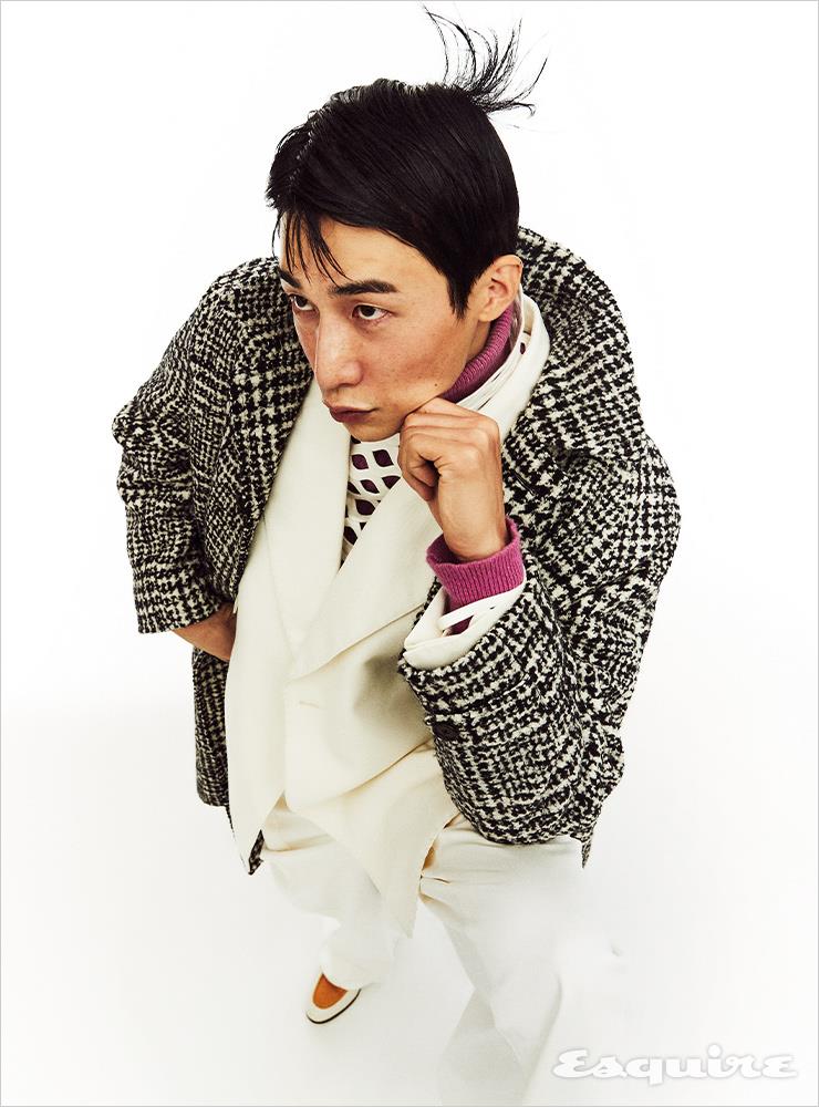 체크 코트, 화이트 더블브레스티드 재킷 모두 가격 미정 돌체앤가바나. 그물 모양의 톱 가격 미정 발렌티노. 터틀넥 가격 미정 코치. 화이트 팬츠 가격 미정 에르메스. 옐로 레더 포인트 태슬 로퍼 115만원 구찌.