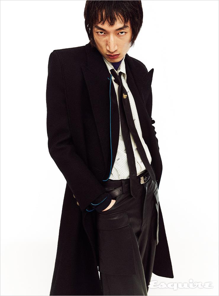 더블브레스티드 코트 가격 미정 생 로랑 by 안토니 바카렐로. 블루 라이닝 더블브레스티드 재킷 300만원대, 로고 포인트 화이트 셔츠 가격 미정 모두 펜디. 터틀넥, 블랙 벨트 모두 가격 미정 벨루티. 블랙 팬츠 가격 미정 살바토레 페라가모. 벌 모양 자수 포인트 타이 30만원 구찌.