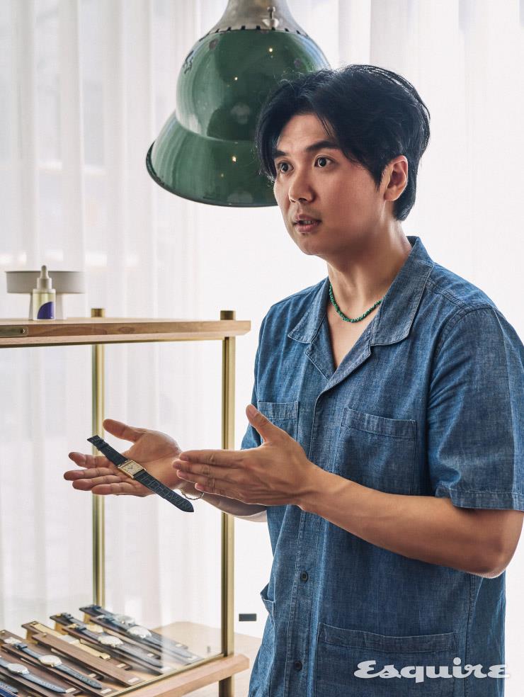 빈티지 워치의 특징을 설명 중인 빈티지아이 콜렉터스 클럽의 송인준 대표.
