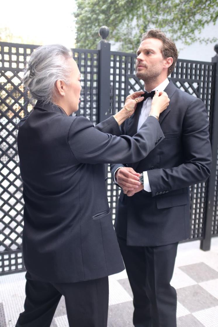 제이미 도넌의 옷매무새를 손보는 스타일리스트 지안 양_지안 양(JEANNE YANG)/클로이 타카야나기(CHLOE TAKAYANAGI) 