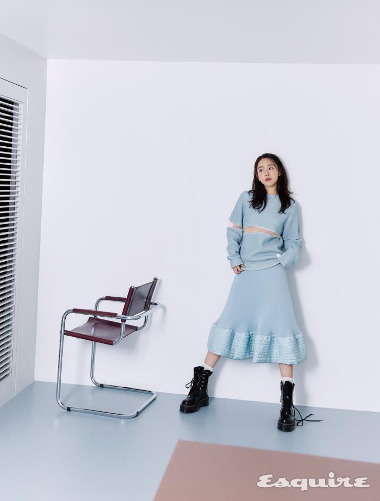 블루 니트 풀오버, 스커트 모두 루이 비통. 블랙 워커 닥터마틴. 글리터 삭스 스타일리스트 소장품.