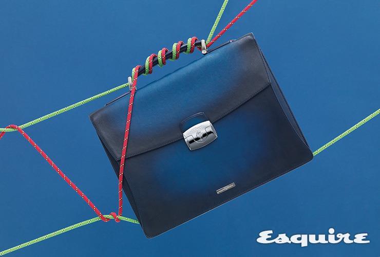 남색과 파란색의 그러데이션 효과를 준 브리프케이스 399만원 에스.티. 듀퐁 파리.