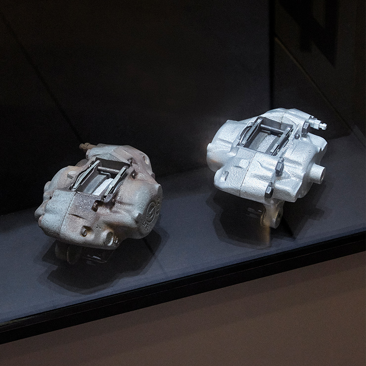 복원 전후를 보여주기 위해 나란히 전시된 브레이크 캘리퍼.