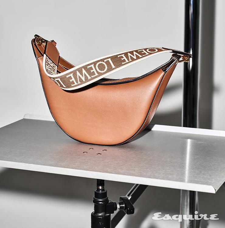 0브라운 스몰 루나 백 290만원 로에베.