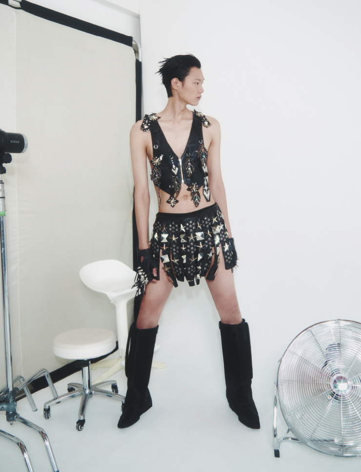 레더 베스트, 레더 팬츠, 송치 부츠, 레더 글러브 모두 굼허. 